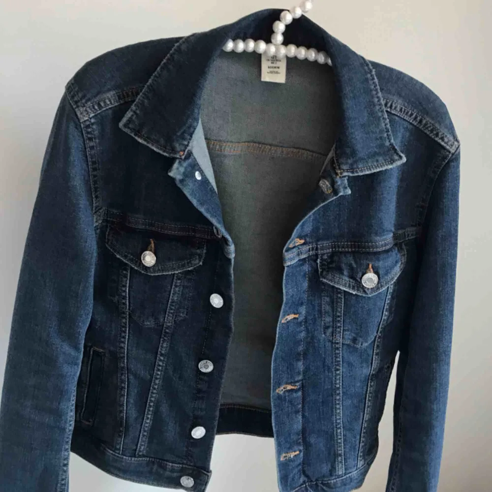 Fin jeansjacka från H&M🧥 Kan mötas upp eller fraktas, 100kr exklusive frakt💕. Jackor.