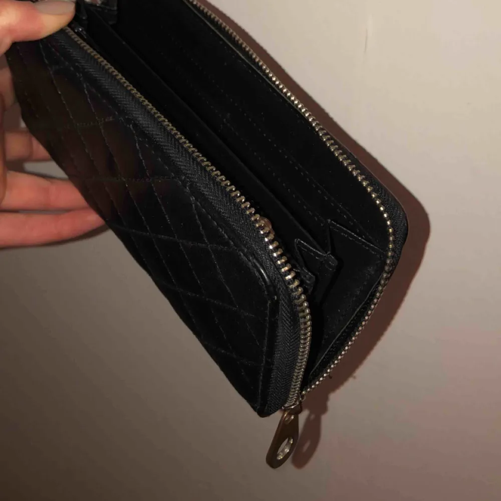 Sparsamt använd helsvart plånbok.  Priset kan diskuteras vid snabb affär. . Väskor.
