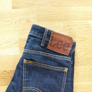  - Måste nu sälja mina favoritjeans pga att de blivit för små. Underbara Lee som sitter fantastiskt bra. Fin kvalité och inga slitningar.  :) 