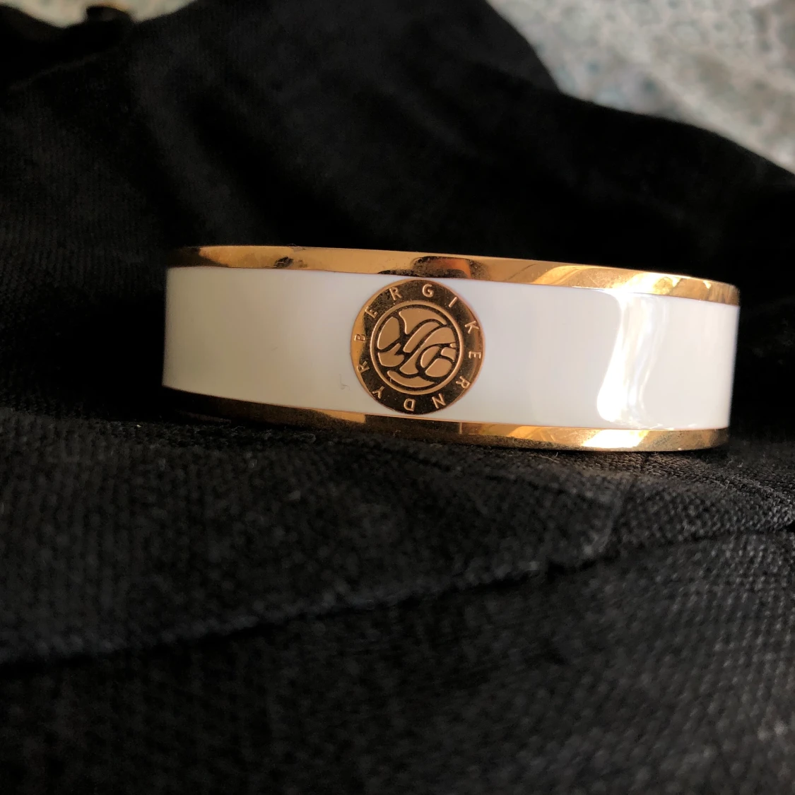 Oanvänt märkesarmband - 90