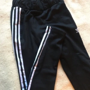 Nya adidas trackpants  - Helt nya adidas trackpants, tyvärr för små för mig. Finns i Malmö eller skickas mot frakt 🥰