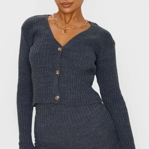 Grå kofta - Grå kofta från PrettyLittleThing. Storlek S, passar Xs. Ny, aldrig använd. Pris kan diskuteras!