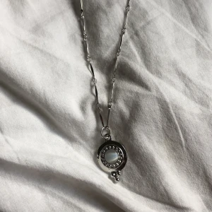 Silversmycke, halsband - 25kr  fraktkostnad diskuteras, meddela mig om du är intresserad