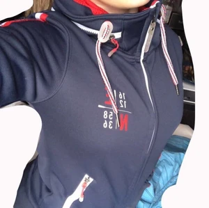 Race Marine Blue Hoodie Storlek S - En Race Marine Hoodie/Tunn jacka i en något äldre modell. Bra kvalite förutom att sträcken på ena armens sömmar lossnat litegrann, dock inget man ser tydligt alls. Den sitter tight och är väldigt bekväm. Säljer då den inte används då jag har en liknande. 