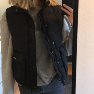 Väst  - Skitsnygg svart väst som är för liten för mig