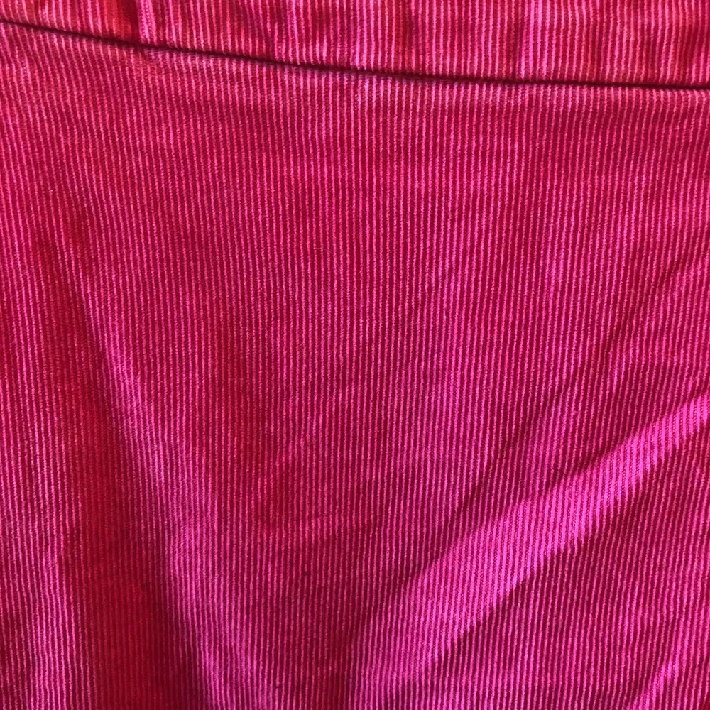 🌿 Rosa kort kjol från H&M (för väldigt länge sedan dock) Gjord av 98% bomull och 2% elestan, så den är lite stretchig! Har manchesterliknande mönster också. Tycker verkligen den är superfin men passar inte riktigt min stil längre! 🌿. Kjolar.