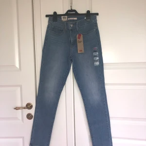 Levi’s jeans  - Dom är helt nya aldrig använda. Midjan är medel hög och dom har skinny passform. Färgen är ganska ljus. 