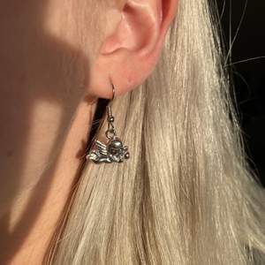 Nickelfria örhängen med änglar som finns i två olika modeller 👼🏼 Frakt INGÅR i priset❤️