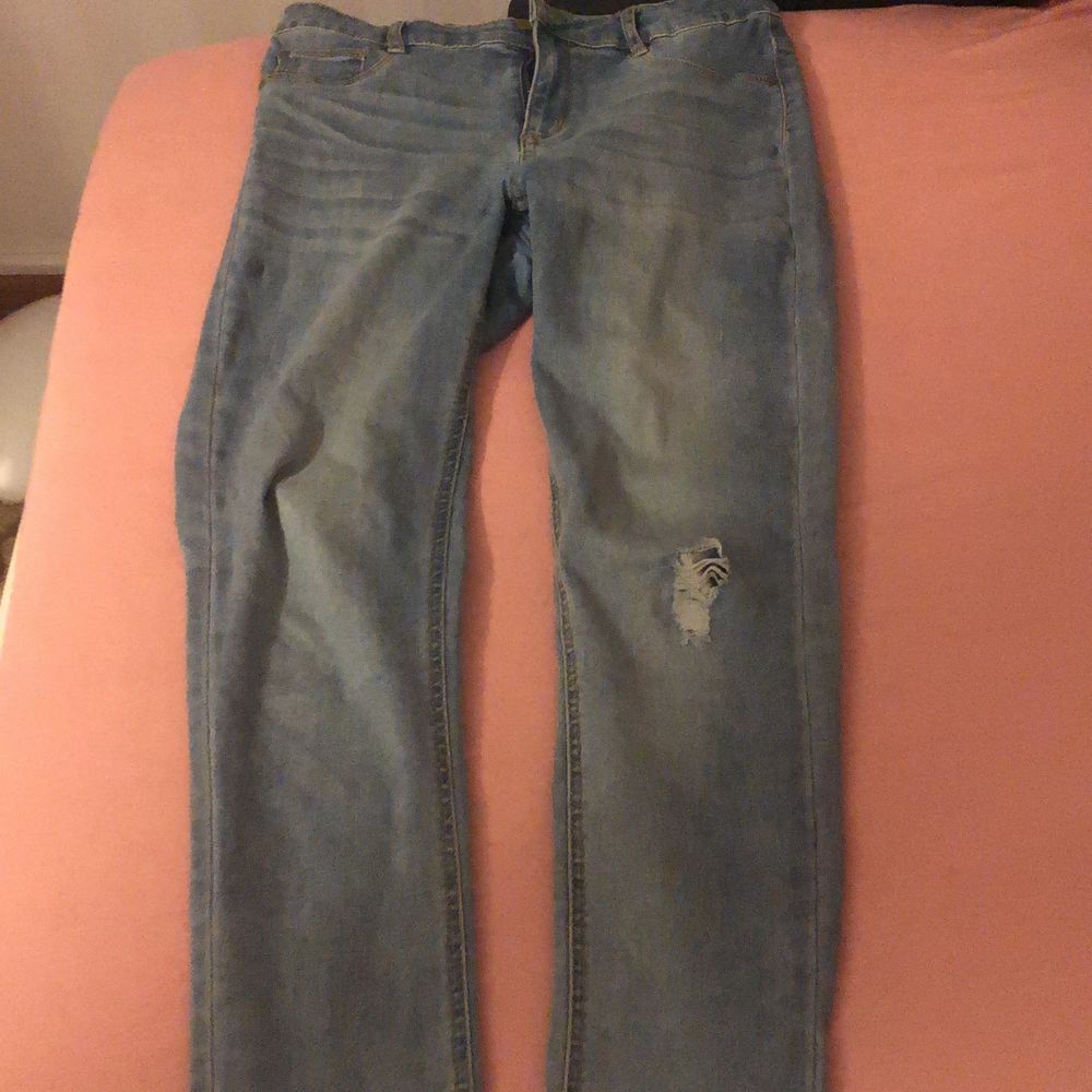 Blåa jeans från Cubus i storleken M. Jeans & Byxor.