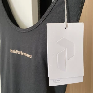 Nytt Peak Performance linne - Nytt svart träningslinne från Peak Performance i strl S. Nypris 599kr. Kan mötas upp i Västerås annars står köparen för frakt.