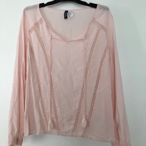 Ljusrosa blus från H&M - ~~ FRAKT INKLUDERAT ~~ storlek S men skulle säga att den är XS/S