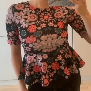 Topp - Topp från H&M. Storlek XS & säljer för 40kr. Frakt tillkommer 🌸