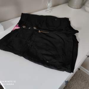 BERSHKA shorts i svart med hög midja i strl 36 • frakt ingår • pris kan diskuteras
