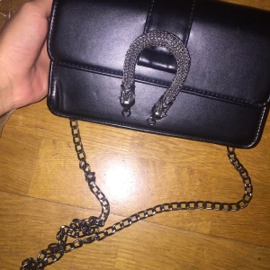 Helt ny och oanvänd väska från Gina  - Vid snabb affär kan pris diskuteras. Köparen står för frakten ! 