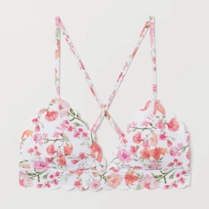 Blommig bikiniöverdel - Slutsåld bikiniöverdel från HM. Säljer pga att den är för liten för mig. Precis köpt så den är i nyskick och helt oanvänd.  Kontakta om du vill ha fler bilder            Budgivning sker om fler är intresserade. Startpris: 200kr