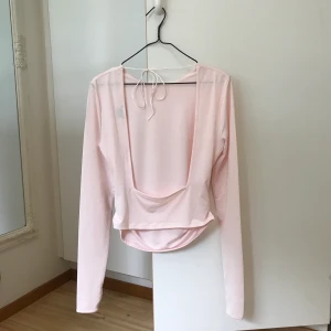 Nakd Topp- S/M Hanna Schönbergs, Rosa - Sjukt fin top med snygg var rygg. Väldigt fint material och faller super fint. Endast provad och hängt i garderob, då jag har inte haft användning av den tyvärr. Storlek är M men passar S/M Då jag själv brukar ha S. Du sparar 150kr då den kostade 349kr.