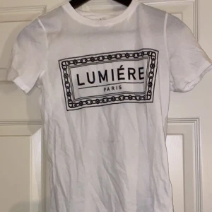 Vit t-shirt - Vit t-shirt från Gina tricot, andvänd få gånger