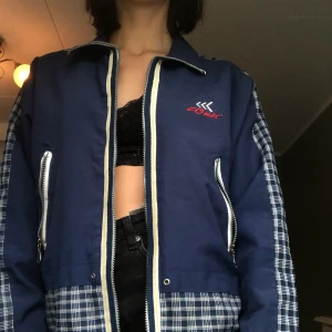 Cool tunn jacka - En tunn jacka köpt second hand. Aldrig använt, väldigt bra skick. 