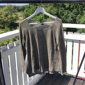 Tunn stickad tröja - Militärgrön tunn stickad tröja, med halvlånga armar. 