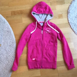 Huvtröjor  - Fin, aldrig använt, köpte för att trodde skulle använda den, bara legat och dammat ner. Fint och dyrt märke RaceMarine. Köpte för 100kr.