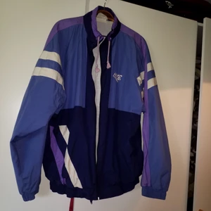 Vintage träningsjacka  - Jättecool vintage träningsjacka i blått och lila, står ingen storlek men typ L