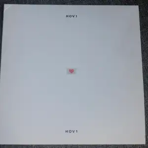 Jag säljer min signerade Hov1 vinylskiva, köpt på deras signering i Stockholm (köpt för 250kr). Helt oanvänd, fodralet var vikt i hörnet när jag köpte den! Köparen står för frakt, skriv för mer info ❤️❤️