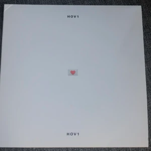 Signerad Hov1 Vinylskiva!  - Jag säljer min signerade Hov1 vinylskiva, köpt på deras signering i Stockholm (köpt för 250kr). Helt oanvänd, fodralet var vikt i hörnet när jag köpte den! Köparen står för frakt, skriv för mer info ❤️❤️