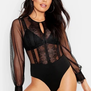 Long skeve bodysuit - Jätte snygg bodysuit som jag endast använt 3 gånger😍 en utav min favoriter i garderoben men måste tyvärr bli av med😭 frakt 49kr 🚚 