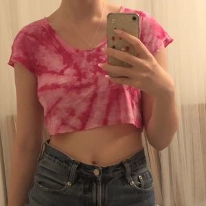 Rosa batik tröja - Avklippt T-shirt i rosa batikmönster. Passar xs-m. Typ aldrig använd. Möts i Stockholm annars betalar köpare frakt. 