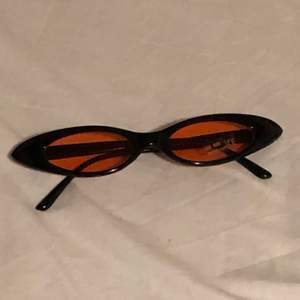Köpte dessa solglasögon för 200 på en second hand förra året, men säljer då de inte kommer till användning. Assnygga i alla fall!