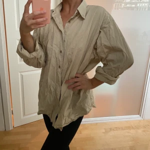 Vintage skjorta beige oversize - Vintageskjorta. Passar 36-40. Aldrig använd. 