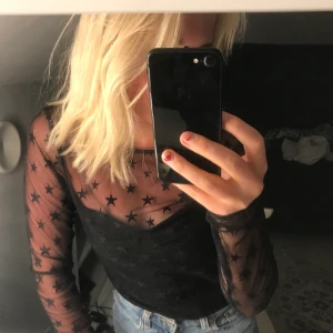 Cool tröja från Zara!🖤🖤🖤🖤🖤 - Tröja från Zara i storlek M men skulle passa S oxå!💖❤️ tyvärr har jag gjort sönder längst ner i armen för jag ville ha en coolare effekt på tröjan för och sätta ut tummen😱🥺 Köparen står för frakten.🖤🖤🔥