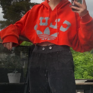 Adidas hoodie - Avklippt adidas hoodie, sjukt snygg, strl M, 70 kr, skriv i dm vid intresse, betalning via swish och möts i sthlm ❤️