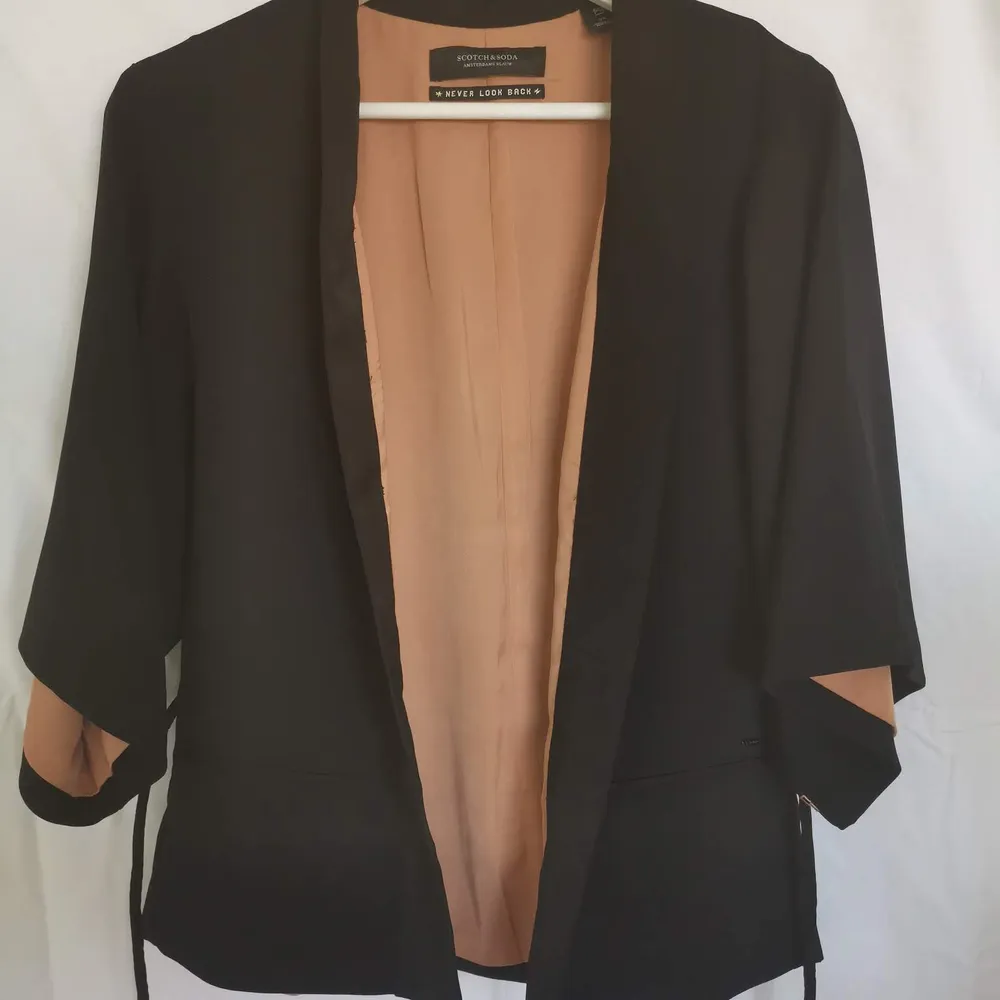 Super chic blazer för en modern och ambitiös kvinna! Nypris 2100 kr! Storlek XS men passar upp till M. #woman #power #business #fri #frakt # #soda. Kostymer.