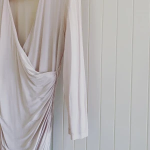 Klänning - En fin strechig klänning som sitter som en smäck på de flesta, fiesta! 🥰✨i gott skick