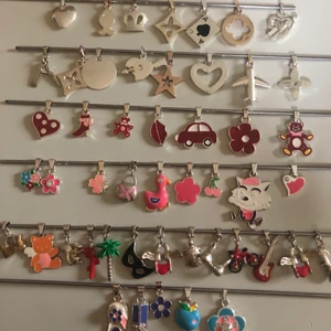 Smycken - Berlocker - Fina berlocker från företaget Laboro. Finns ändas dessa kvar av sortimentet. Funkar bra till kedjor och rämnar att hänga eller knäppa dit. Fint hatt ha på tillexempelt armband eller halsband. Bra kvalitet och super fina. 