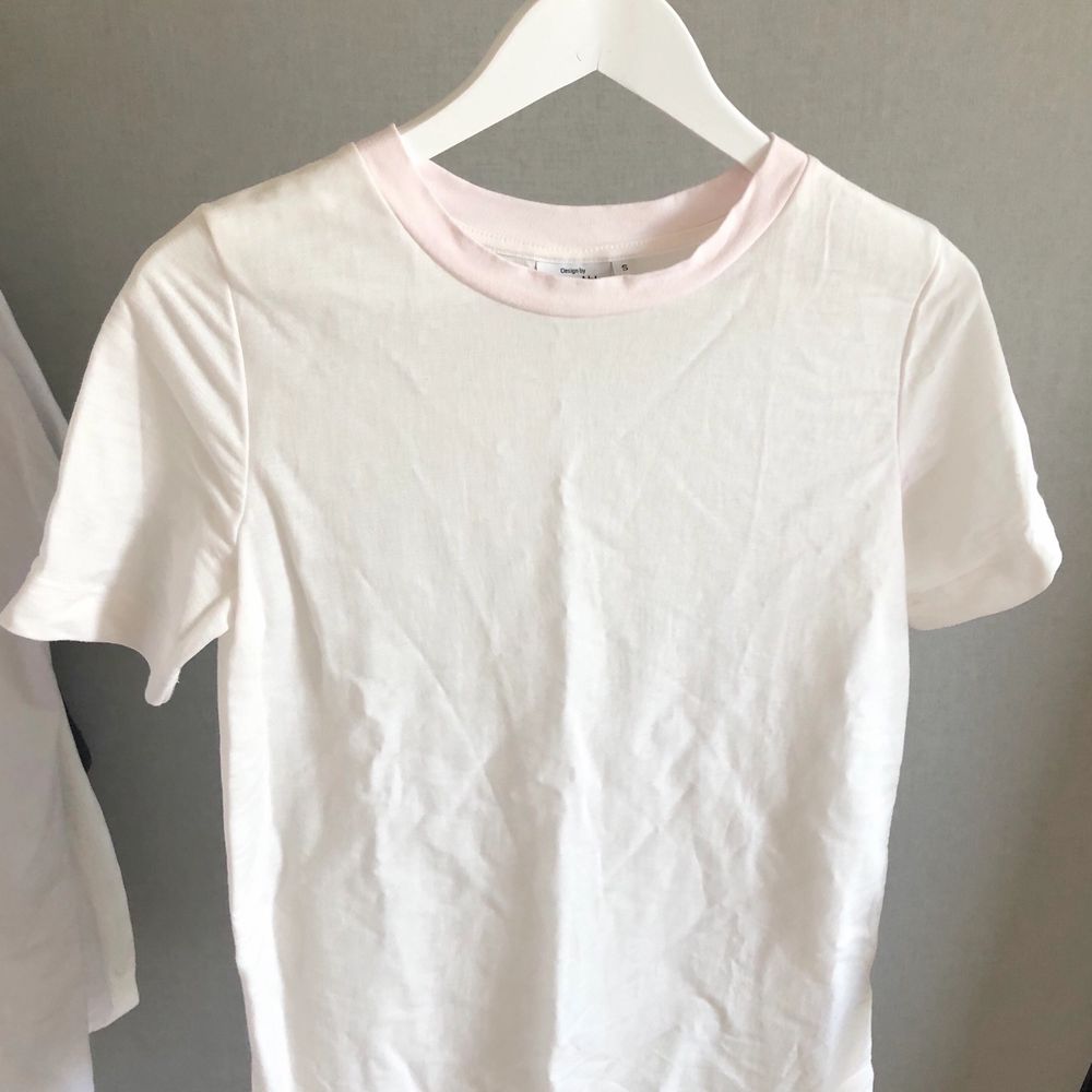 Basic vit T-shirt i storlek S från KappAhl. Köpt second hand för ca 60 kr. Säljes för 90 kr (+ 50 % som går oavkortat till UNICEF). Kan fraktas (frakt tillkommer). . T-shirts.