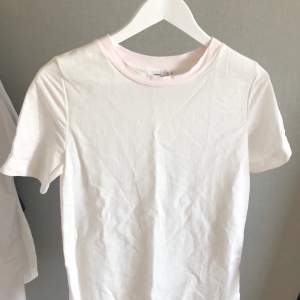 Basic vit T-shirt i storlek S från KappAhl. Köpt second hand för ca 60 kr. Säljes för 90 kr (+ 50 % som går oavkortat till UNICEF). Kan fraktas (frakt tillkommer). 