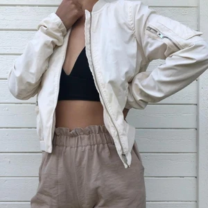 pull & bear bomberjacka  - en tunn, gräddvit bomber från Pull & Bear i gott skick. tre fickor totalt: en på vänster arm och vardera på sidan om jackan. perfekt vår/sommarjacka!!