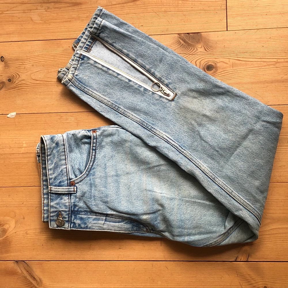 Ljusa jeans med slitsar/dragkedjor nedtill. Köparen står för frakt . Jeans & Byxor.