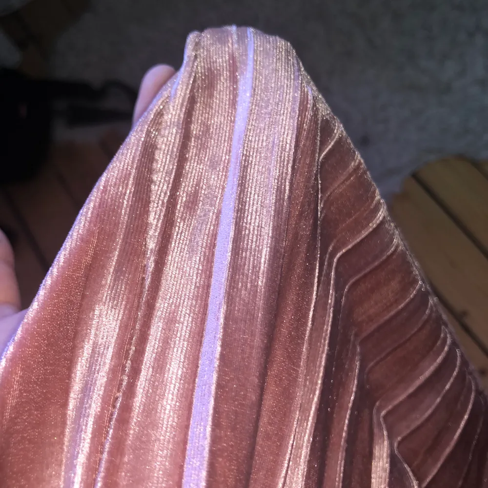 En rosa lång plisserad kjol i sammet material, går ner på mitten av smalbenen på mig som är ca 157cm💕 väldigt fin men säljer eftersom den inte kommer till användning längre!. Kjolar.