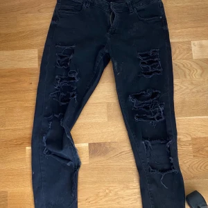 Svarta håliga jeans - Ett par svin coola jeans från Denim Co. Använda ett par gånger en tid tillbaka. Gått skick. Öppen att diskutera pris och byten, skriv privat för fler bilder. Möta upp eller frakta det är upp till dig men frakten står du för.🥰🥰🥰