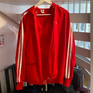 Röd vindjacka med luva - Jättesöt vindjacka, står ej storlek men skulle säga M/L, 