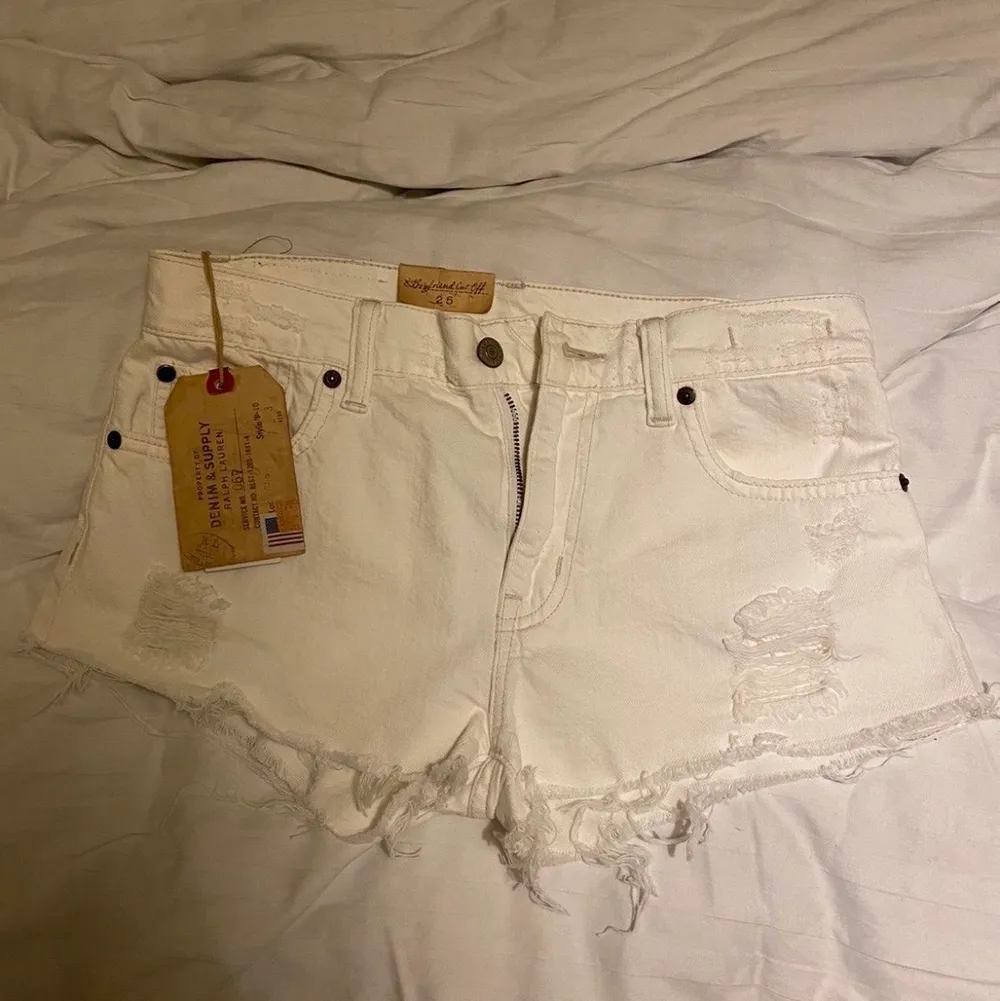 Hej, jag säljer ett par vita Boyfriend vit off shorts från Ralph Lauren. Aldrig använda med prislapp kvar! Säljer dem för 200kr ink frakt!. Shorts.