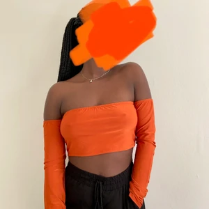 Långärmade croptop - Super snygg tegelröd crop, använt endast en gång, passar till alla sorters tillfällen. 