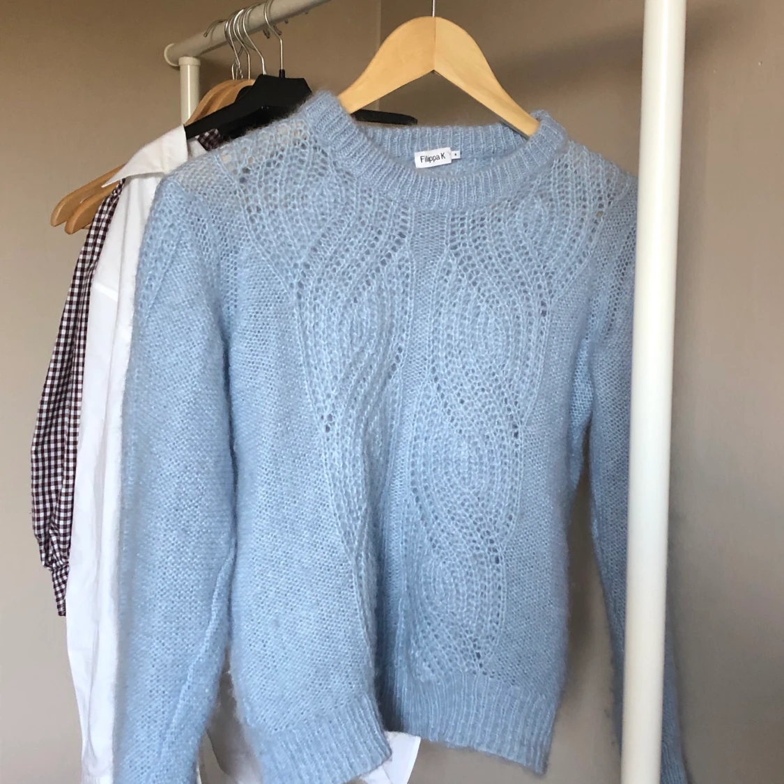 härlig Filippa K stickad 