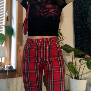Rutiga byxor - Sååå snygga byxor som tyvärr blivit försmå. De är köpte från HM och är storlek 34. Frakt tillkommer!🥰