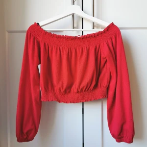 Röd croppad blus - En superfin croppad röd topp. Använd vid max 2 tillfällen. Sitter superfint🌹