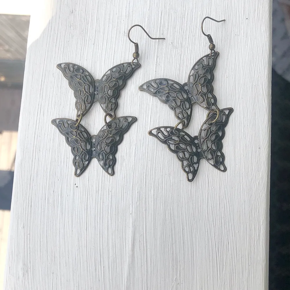 Egentillverkade örhängen i form av fjärilar, superlätta på öronen och typiskt 2000-tal design.  Frakt kostar 11 kr.. Accessoarer.