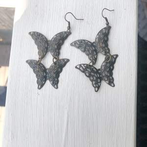 Egentillverkade örhängen i form av fjärilar, superlätta på öronen och typiskt 2000-tal design.  Frakt kostar 11 kr.